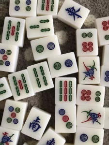 Mahjong-lautapelit – erilaisia variaatioita peli-iltoihin 